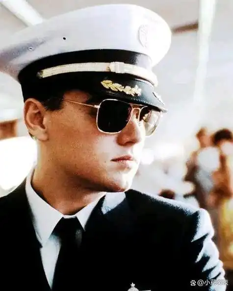 2002年,莱昂纳多主演的《猫鼠游戏》上映.