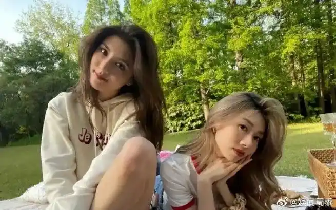 吴千语的伴娘之一是郑恺前女友程晓玥,虽然她结婚生娃了,但她和吴千语