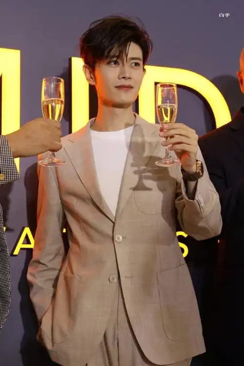 今日任嘉伦品牌活动生图