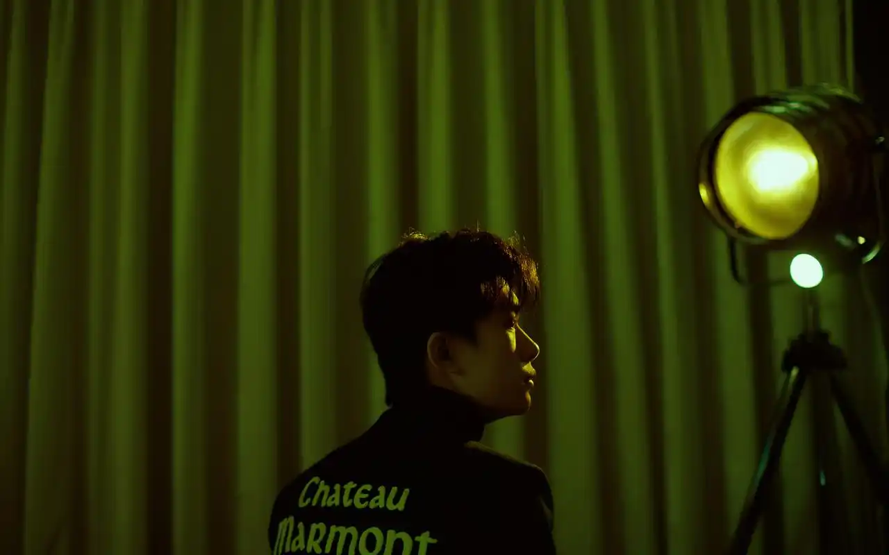 易烊千玺帅气光影写真高清壁纸