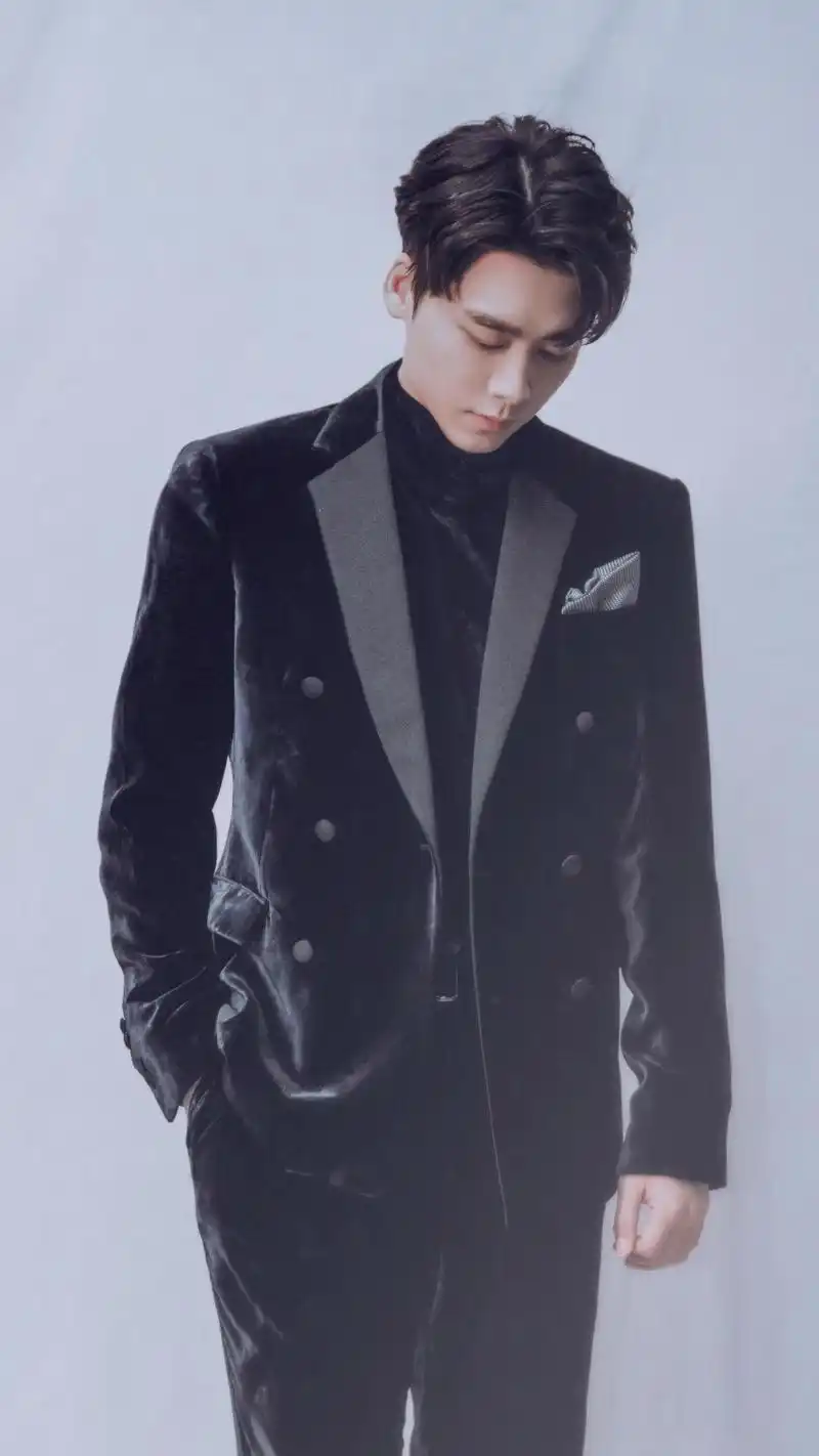 李易峰高清壁纸:西装革履,如翩翩公子踏红尘而来.