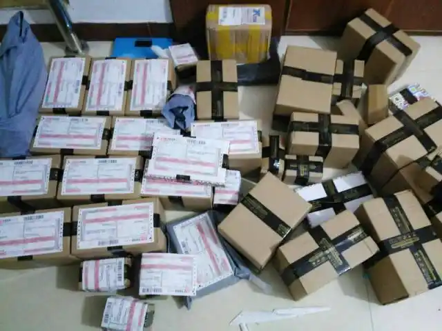 今天香港采购的宝贝都打包好了,快递员正在路上.一个人打包的