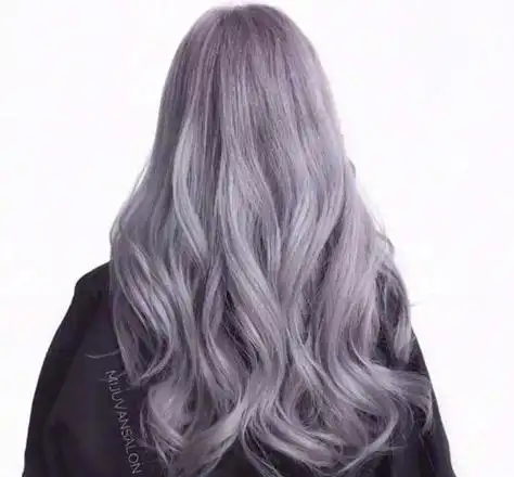 女生长发蓝莓灰色的烫卷发发型设计,外翻卷的长发烫发发型比较大气