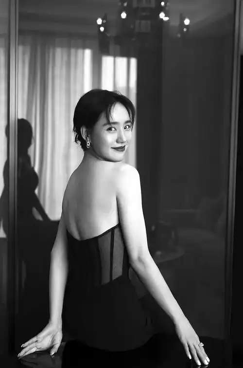 她在电影《夏洛特的烦恼》中,化身为校园女神秋雅,将她的高颜值与匀称