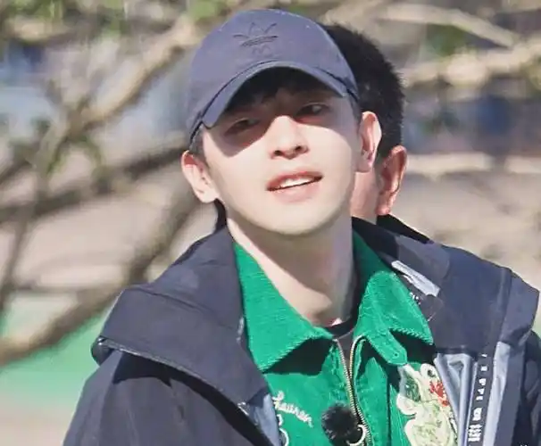 《极限挑战7》路透:邓伦素颜出镜太惊艳,但身材比例"翻车"了_化妆