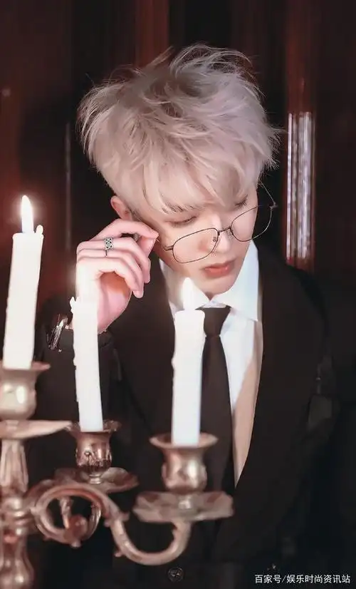 蔡徐坤的银发也太帅了!漫画中走出来的男神!太绝了!