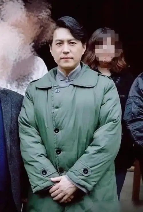 因为从网友晒出的前几天靳东在剧组时照片,看起来还是很瘦的