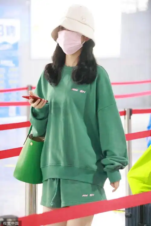 组图:赵丽颖低调现身高铁站 穿绿色套装搭配渔夫帽清新怡人-广富强