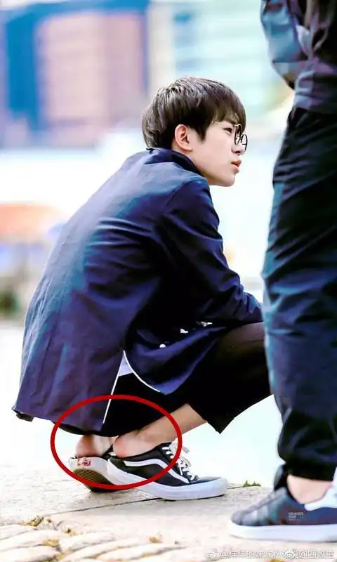 李易峰对打底衫是真爱看图就知道了,不好好穿鞋的易烊千 .