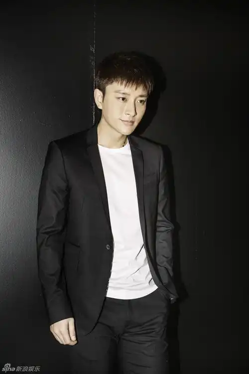 贾乃亮现身米兰时装周 经典黑白搭配