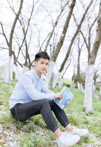 穿蓝色衬衫爱学习的小奶狗,皮肤白净面带微笑的男生看着都有气质