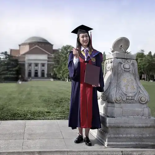 清华美院染织服装艺术设计系李迎军副教授团队设计的清华大学学位服