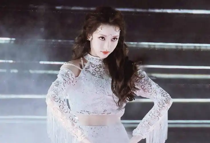 《青你》决赛结束,《创造营》二公来袭,姜贞羽造型绝美十分抢眼_舞台