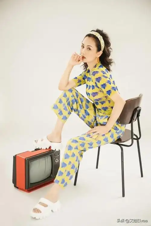 李颖罕见秀舞姿穿背心配皮裤跳舞年过半百走女团风酷到认不出