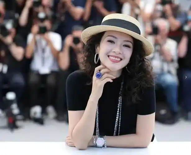 章子怡戛纳第5套造型太美了!黑衣白裙俏皮优雅,杨幂穿了个啥?