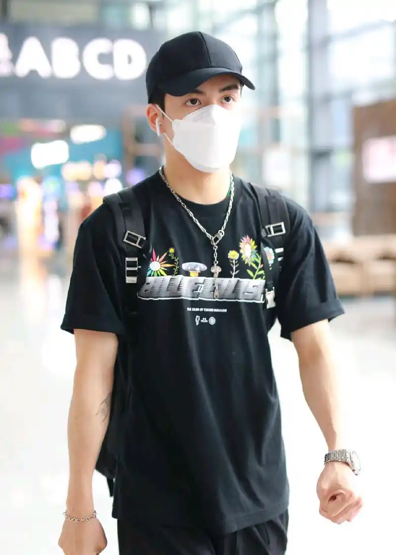 曾舜晞现身机场.他全黑look秒变酷boy,背双肩包走路乖巧不失帅气