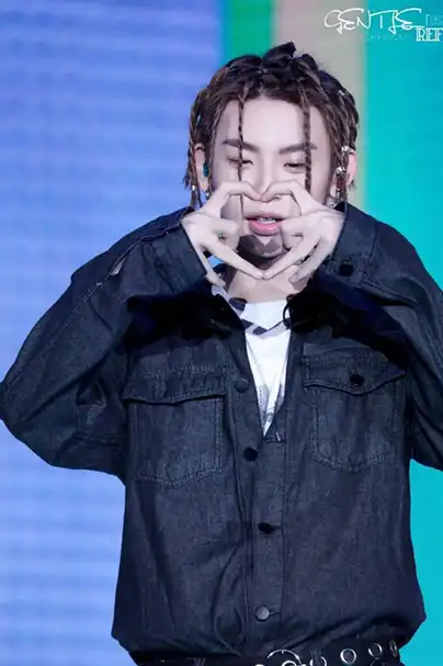 小鬼则是比较注意手上的动作,分被做出了不同的比心方式,而且都是非常