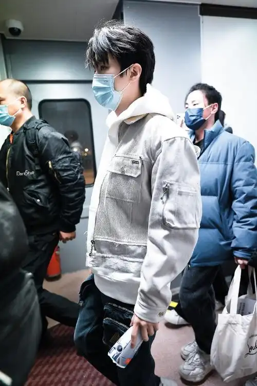 王俊凯最新机场饭拍图
