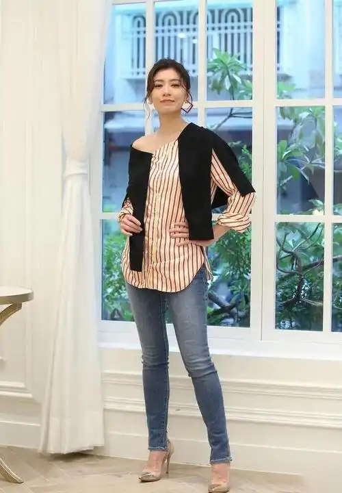 贾静雯身穿黑色抹胸连体裤高挑精致,而斜肩衬衫配披肩时髦个性!