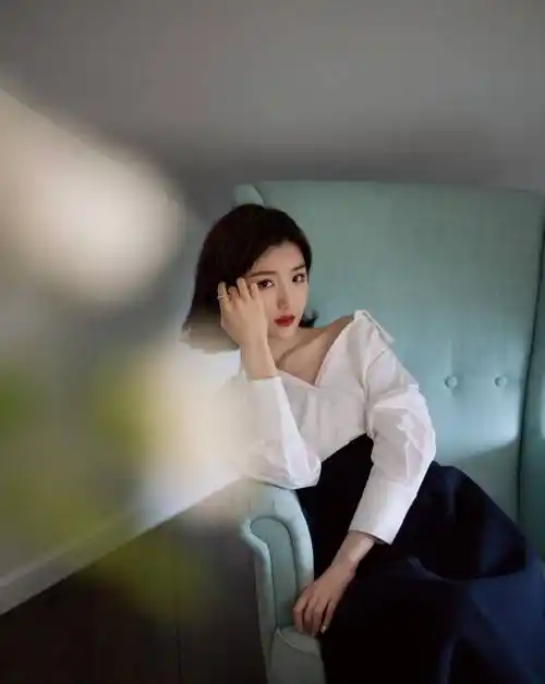 正是因为钟晓芹这个角色的需要,所以扮演者毛晓彤不论从发型还是妆容