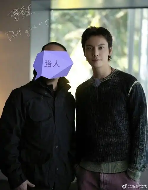 陈伟霆狼尾新发型##陈伟霆一起露营吧路人合影