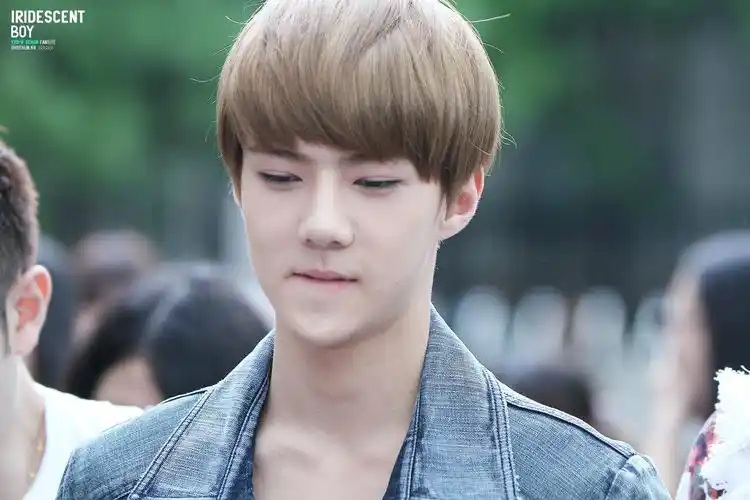 谁有世勋刚出道那会儿穿这件衣服的图片?