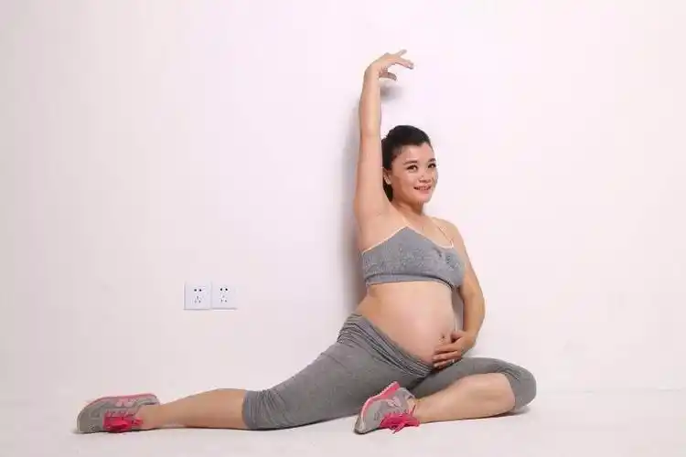莫慧兰怀孕晒大肚照做高难体操动作_高清图集_新浪网