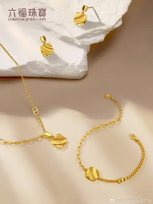 #六福珠宝 为你献上春日扮靓的两种风格,任你随意搭配