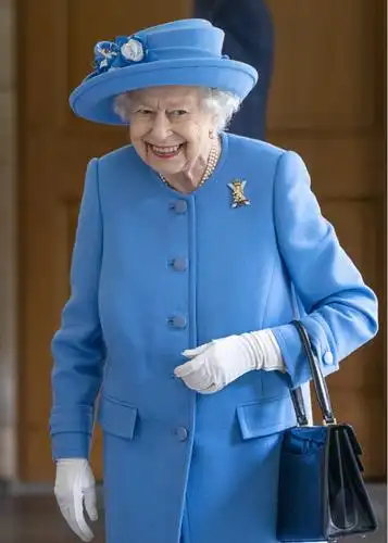 英国女王真是美了一辈子,95岁还能驾驭亮色,穿起来丝毫不违和