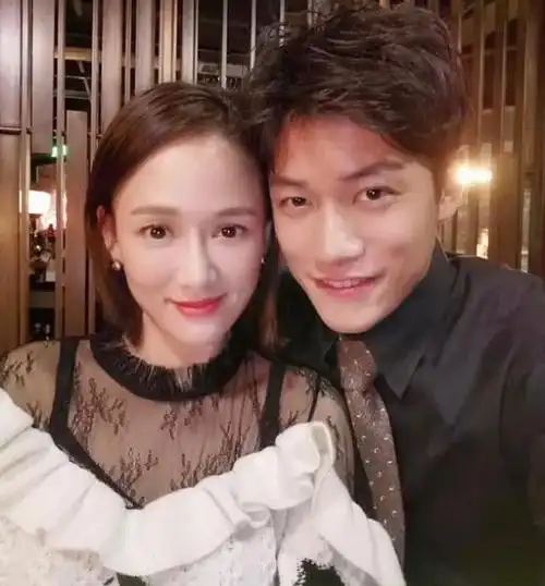 陈乔恩和男友艾伦庆祝相恋一周年,两人时隔半年终于合体