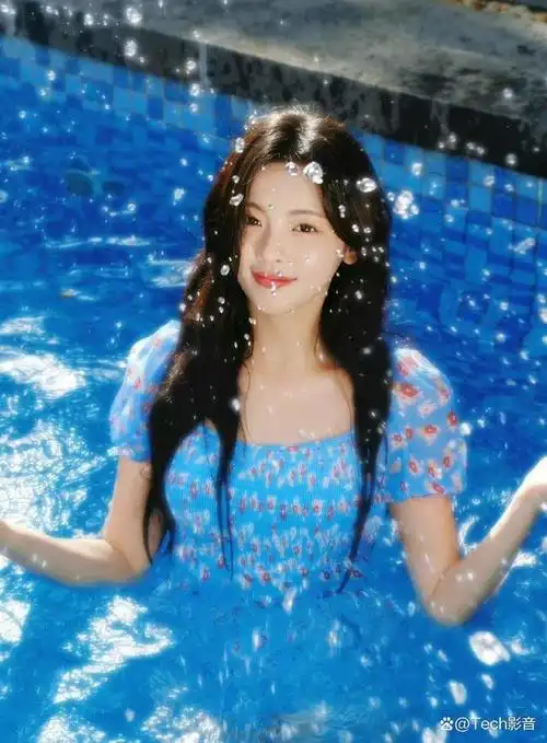 杨超越"泳装"大片,泳池中玩耍水花四溅,清纯唯美!