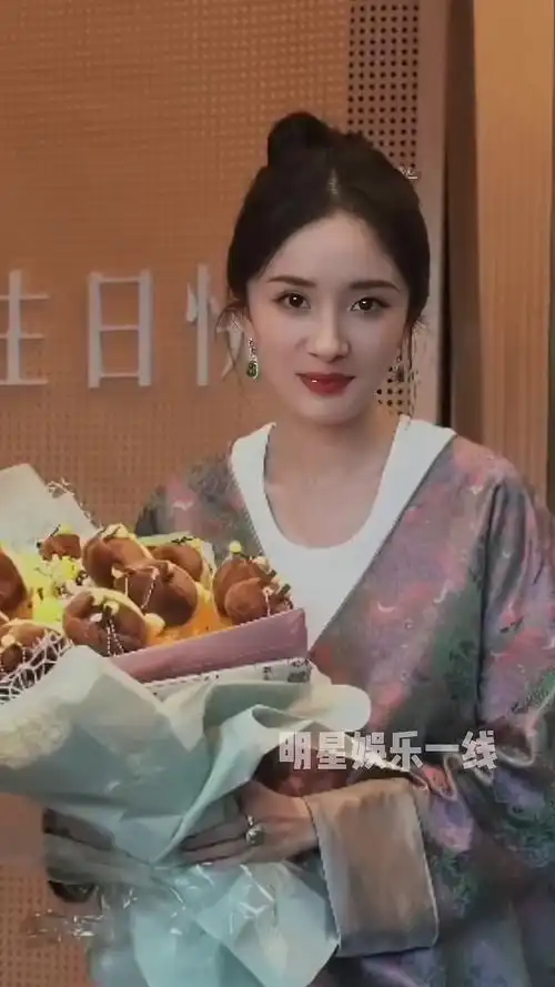 杨幂 今日37岁生日,现场全是中式风格,幂姐还透露她最近很喜欢中式