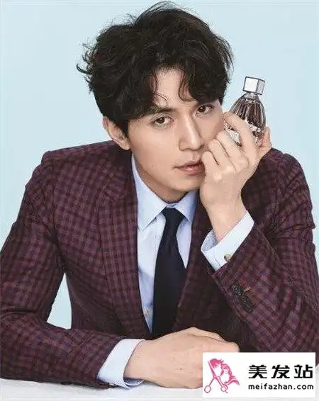 男生三七分心形刘海发型单帅气修饰出好看的脸型