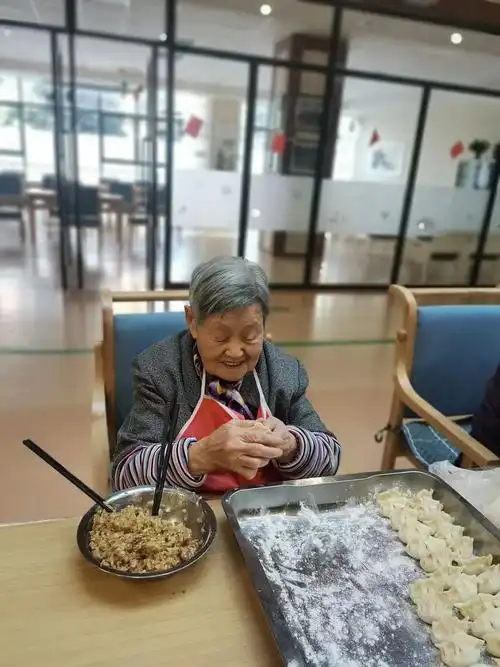 94岁妈妈—段秀英 慈祥开朗 乐善,学绘,做操,包饺子…样样行!