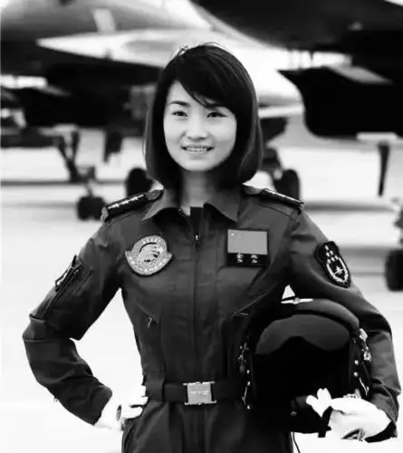 歼10女飞行员余旭11月12日训练时遭遇事故