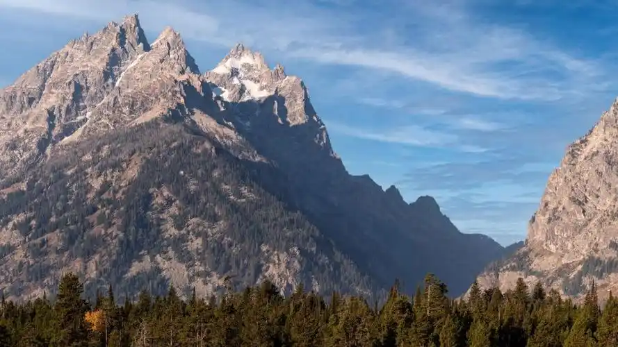 峻峭雄伟的山峰1024x768分辨率查看