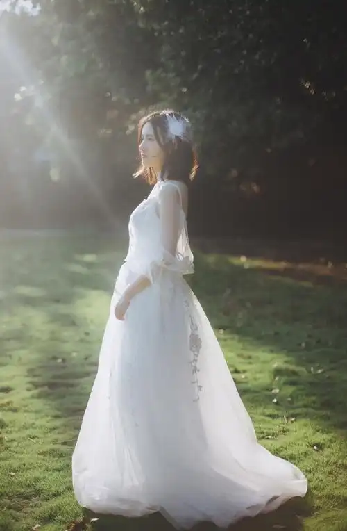 穿婚纱的女孩