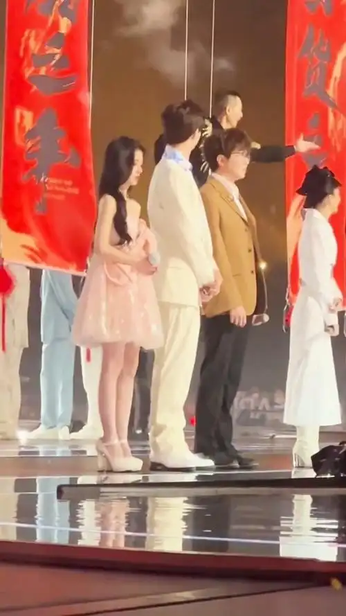 陈立农鞠婧祎同台演出