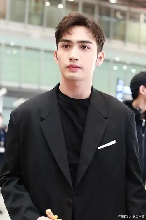 在演唱会现场,张彬彬与其他粉丝一起,感受到了周杰伦带给他们的无尽