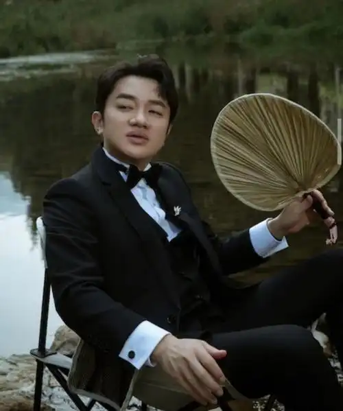 一改低调作风!王祖蓝开百万跑车回母校,近年在内地赚得盆满钵满_腾讯