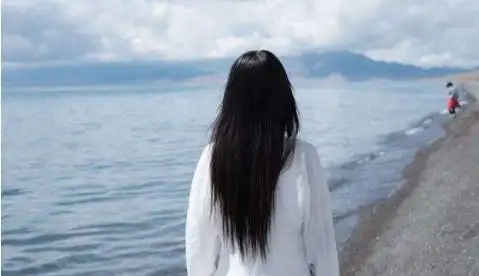 前段时间我看到范冰冰以及张嘉倪,的洗头图片,才知道长头发的女人该