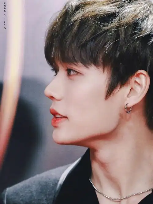 林彦俊看看橘哥优秀的侧脸