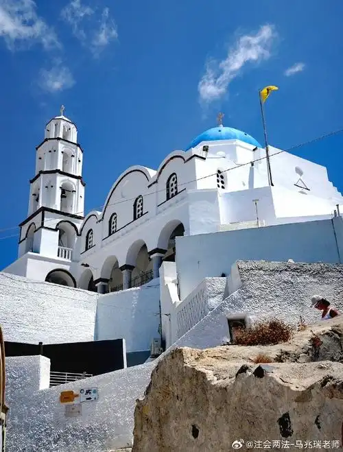 希腊圣托里尼岛是一个充满爱琴海古文明及浪漫美景的岛屿,也是爱琴海