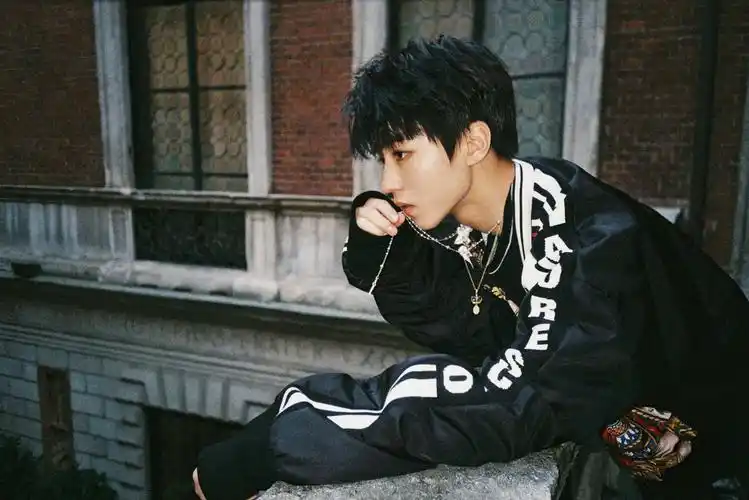 王俊凯一组时尚写真,古典建筑下的绝色美少年,周末的美颜暴击!