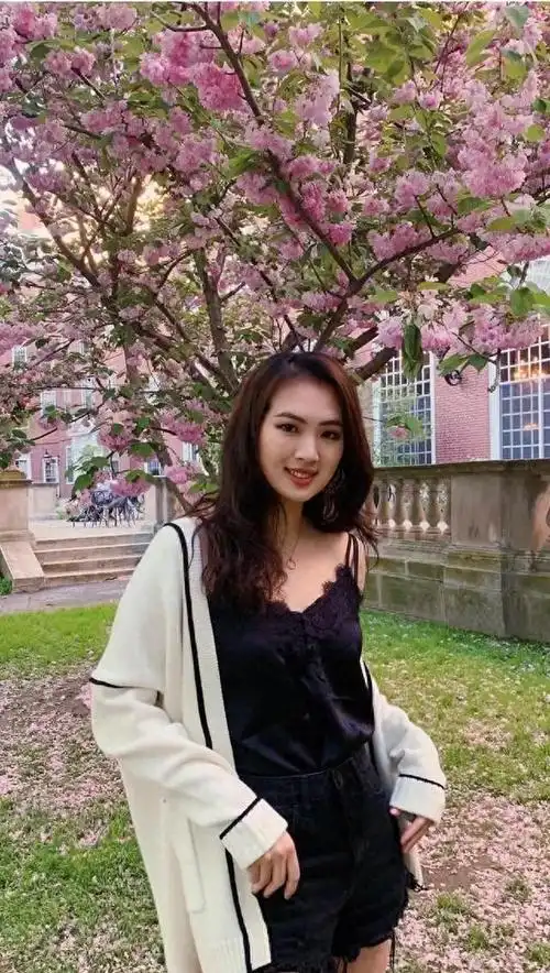 华为千金姚安娜:住5亿豪宅坐飞机出行,钱多的花不完却要当明星