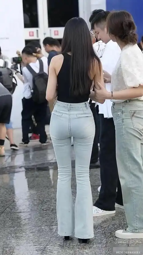 街拍浅色牛仔裤好身材搭配黑色紧身背影层次分明妙曼婀娜