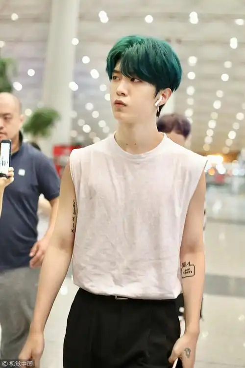 漫画走出来的?范丞丞"头顶绿"暴瘦似纸片人 斜眼睥睨镜头超屌
