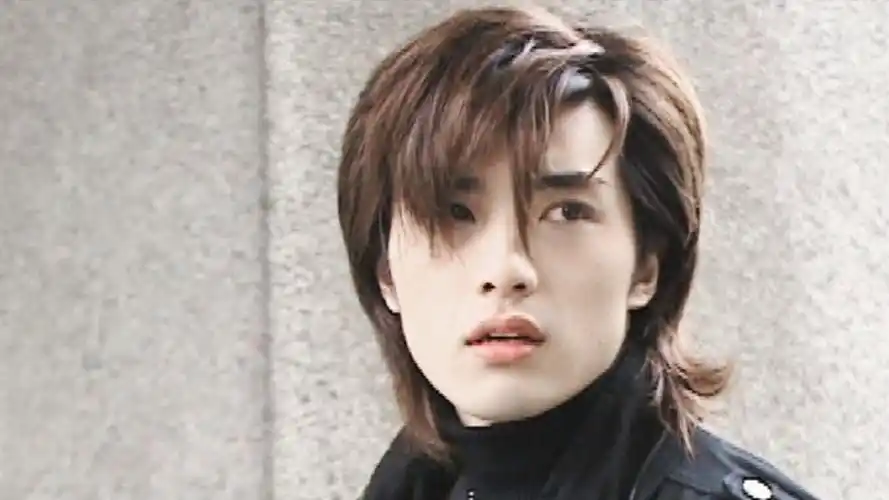 曝台湾男神贺军翔婚内出轨!夜店喝酒玩上头,与辣妹暗巷私会舌吻