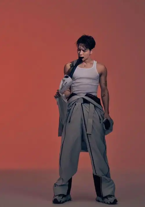 "王嘉尔这身材 我爱了!"|型男_网易订阅