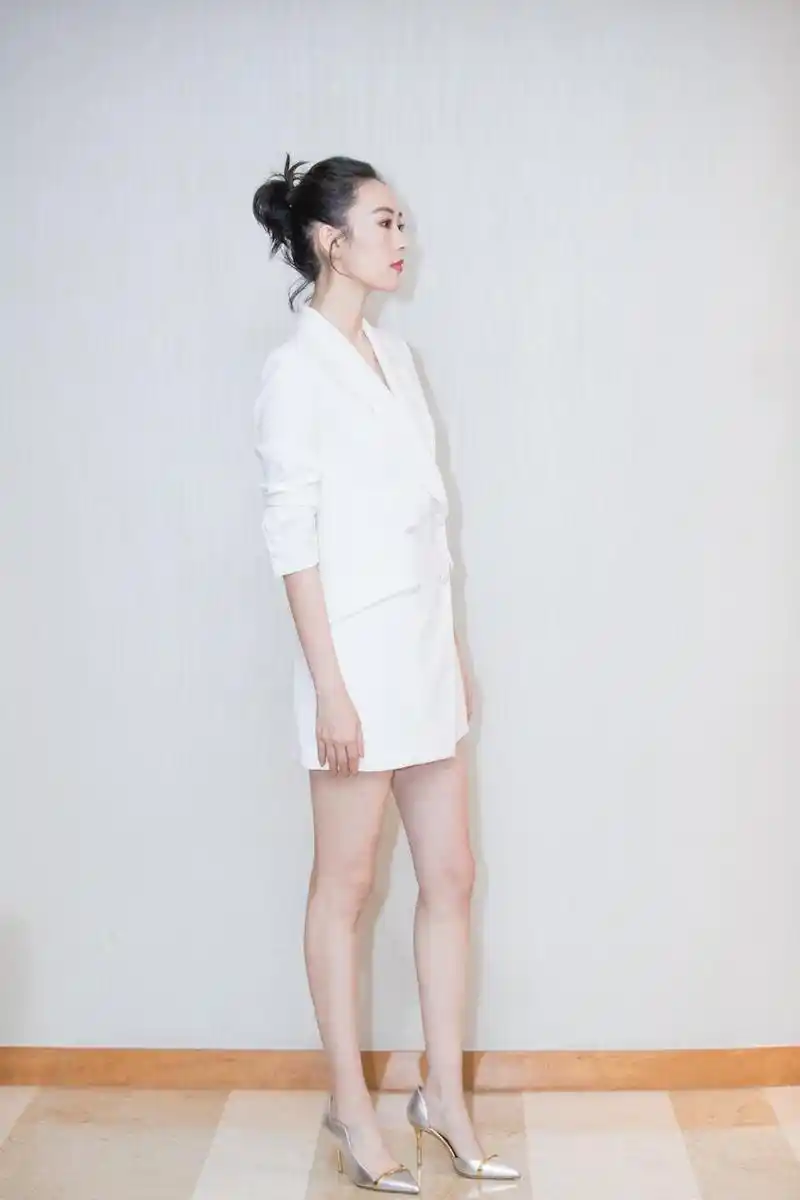 童瑶的通勤风真是行走的穿搭模范,黑色短裙下的长腿很是惹眼